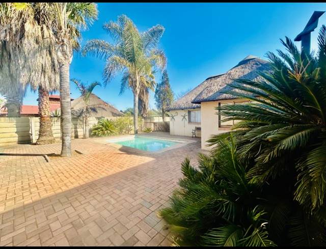 3 BEDROOM HOUSE FOR SALE IN VANDERBIJLPARK SE 2